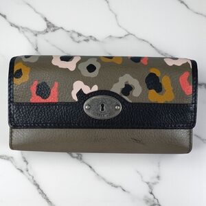 FOSSIL LEATHER MADDOX CLUTCH LEATHER WALLET TAUPE LEATHER WITH SNAP CLOSURE